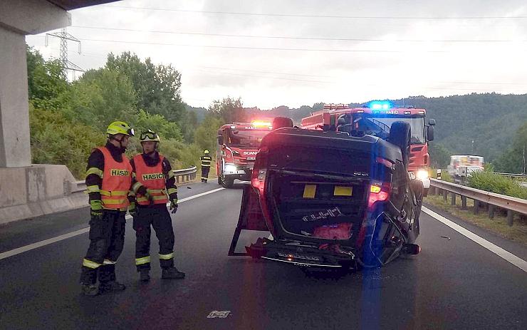 Auto se na dálnici u Lokte převrátilo na střechu, osádka vyvázla bez zranění