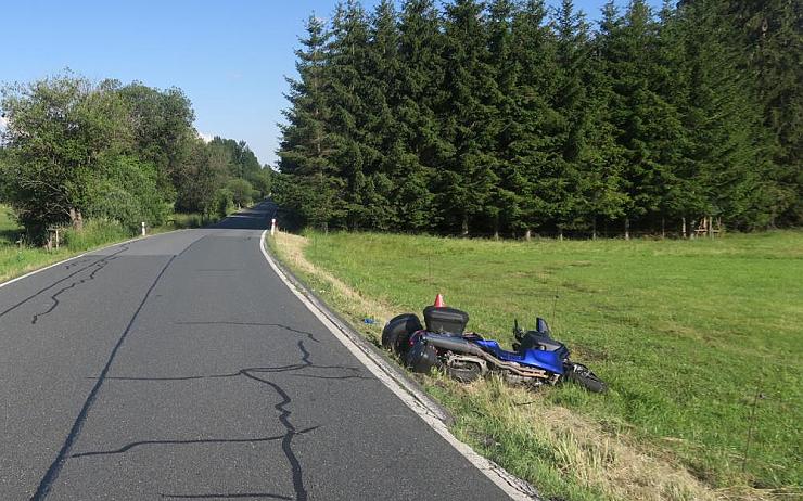 Motorkář nezvládl zatáčku, se strojem skončil v příkopu. Pro těžce zraněného letěl vrtulník