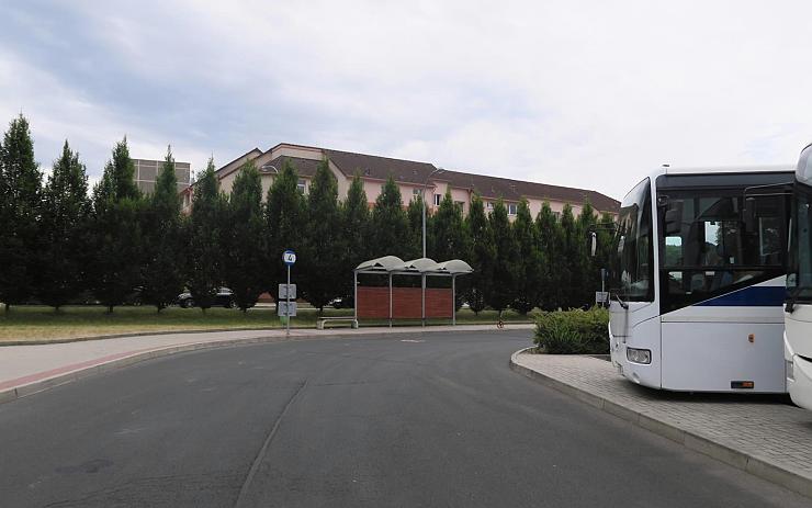 Policisté pátrají po svědcích nehody na autobusovém nádraží v Chodově. Zranila se při ní žena s chodítkem