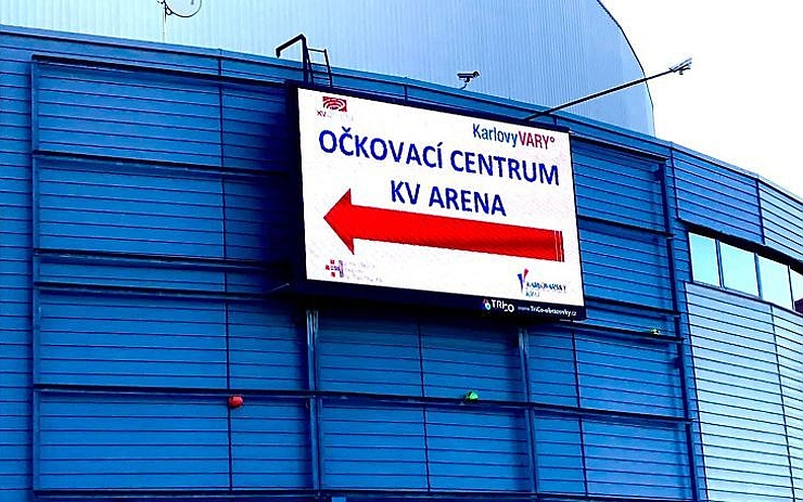 Očkovací centrum v KV Areně rozšiřuje provozní dobu a vrací se do zázemí hlavní haly