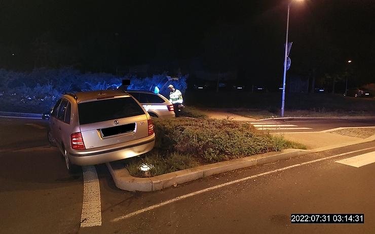 Řidič v Karlových Varech měl potíže udržet se na silnici, až s autem uvízl na ostrůvku