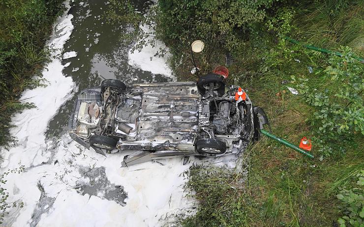 Auto spadlo do potoka a začalo hořet, dva mrtví. Policejní podrobnosti k tragické nehodě v Habartově