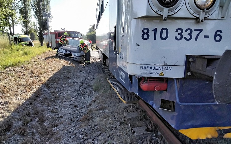 FOTO: Na železničním přejezdu v Toužimi se srazilo osobní auto s vlakem