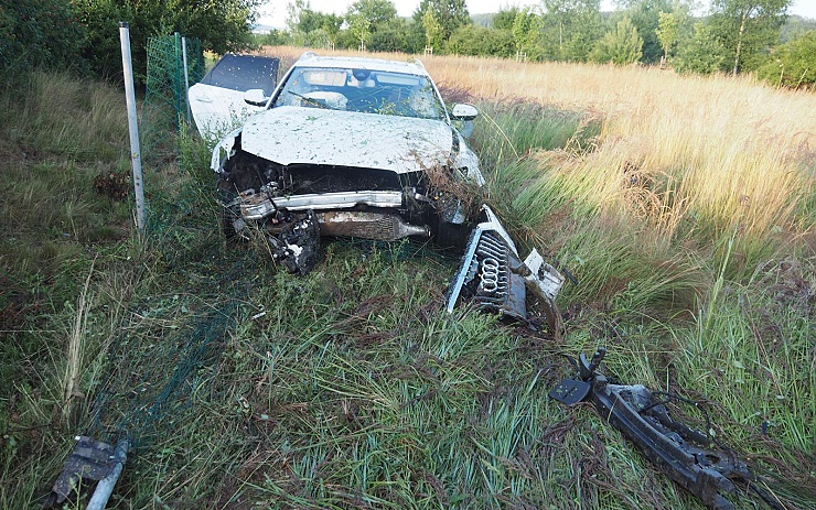 FOTO: Řidičku u Karlových Varů zradil mikrospánek, s autem se zamotala do plotu