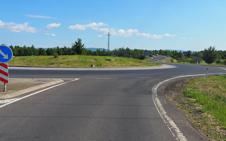 Na kruhovém objezdu u Globusu havaroval motorkář. Policisté žádají o pomoc veřejnost