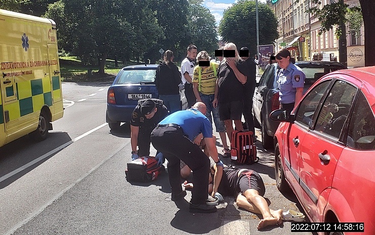 Ženu u služebny městské policie srazilo auto, krvácela a upadala do bezvědomí