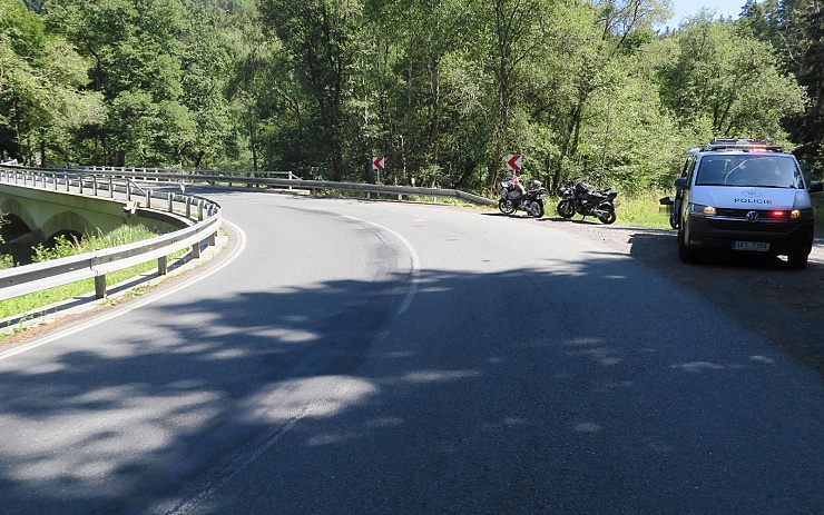 Motorkář dostal v zatáčce u Rovné smyk, vrtulník ho transportoval do nemocnice