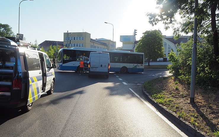 Nehoda v Karlových Varech: Řidič vjel na červenou do křižovatky, kde narazil do autobusu