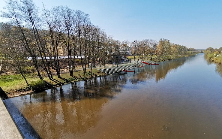 Pláž, víceúčelové hřiště nebo griloviště. Na náplavce Ohře se už pracuje