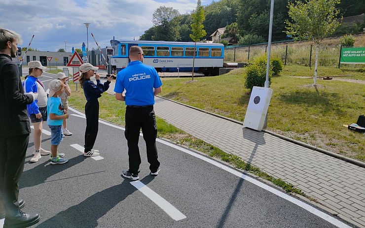 FOTO: Děti v Karlových Varech tráví prázdniny s městskou policií