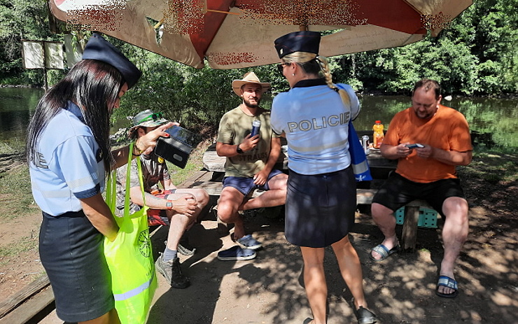 Bezpečně u vody: Policisté během prázdnin navštěvují kempy a koupaliště po celém kraji