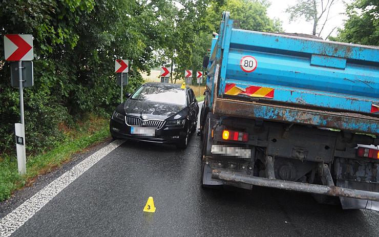 Tatrovka dostala v zatáčce smyk, skončilo to nehodou tří aut a zraněnou řidičkou