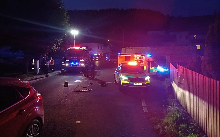 FOTO: Vážná nehoda na Karlovarsku, auto přejelo člověka ležícího na silnici