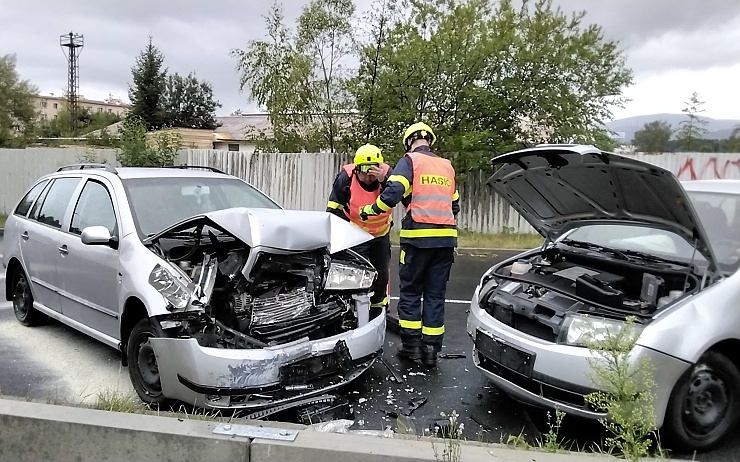 OBRAZEM: Hasiči už dnes zasahovali u tří nehod na Karlovarsku, jedna si vyžádala zranění