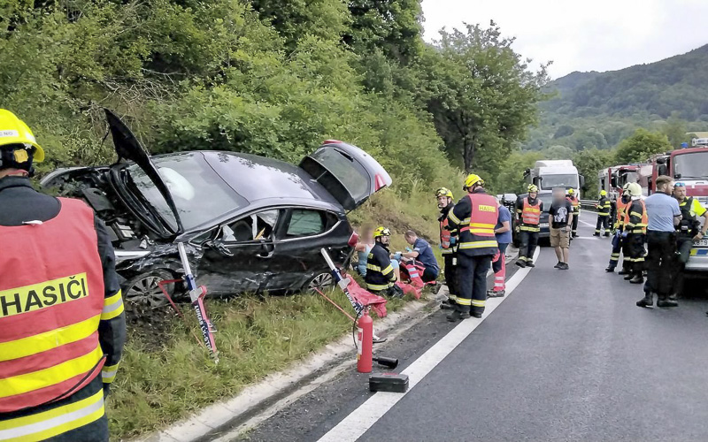 Vážná nehoda uzavřela silnici u Stráže nad Ohří, střetla se dvě auta