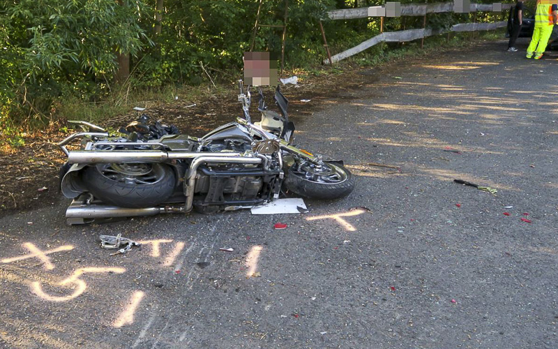 VIDEO: Děsivou srážku motorkáře s autem v Boči zachytila autokamera