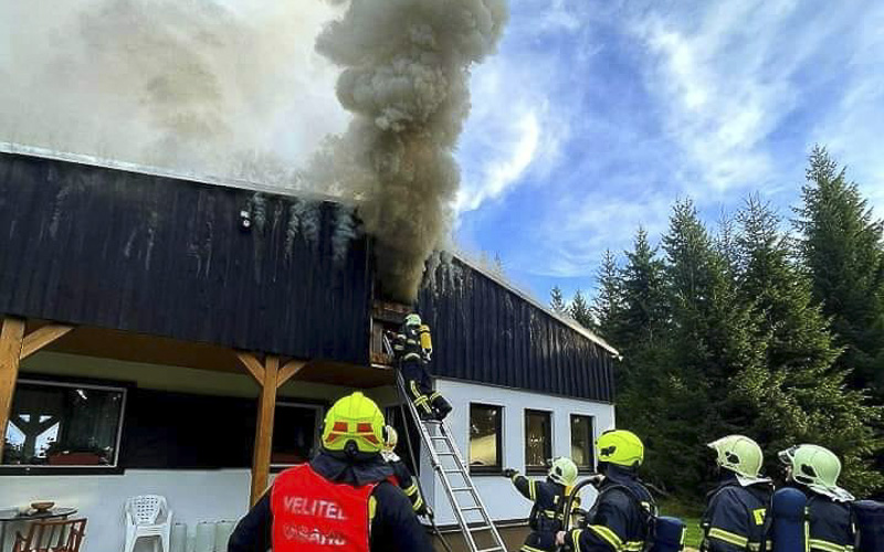 Požár zachvátil chatu nad Jáchymovem, ze střechy se valil hustý dým