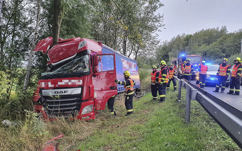 Hasiči museli o víkendu vyjet ke dvanácti nehodám. Tato patřila mezi vážnější