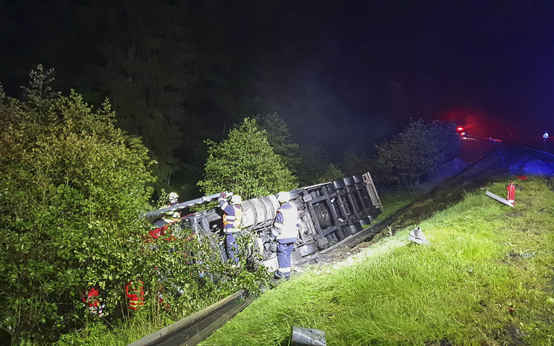 Kamion na výjezdu z města skončil na boku, jednoho zraněného převezli do nemocnice