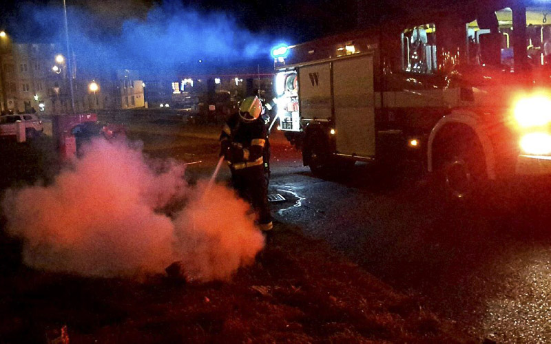 Skoro třicet výjezdů za jedinou noc. Požáry, nehody a vánoční strom, který málem spadl