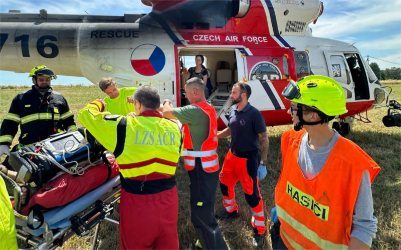 FOTO: Muž při trhání třešní spadl z pětimetrové výšky, letěl pro něj vrtulník