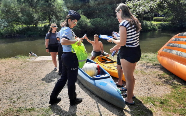 Policistky vyrazily k vodě. Zastavili u nich jak cyklisté, tak vodáci