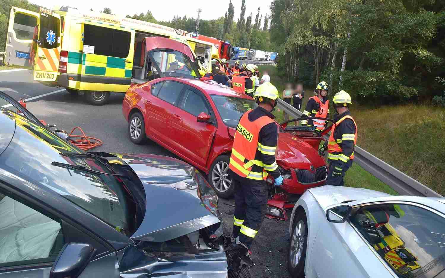 FOTO: Na výjezdu z Karlových Varů se včera srazila čtyři auta. Zraněnou řidičku museli hasiči z vraku vyprostit