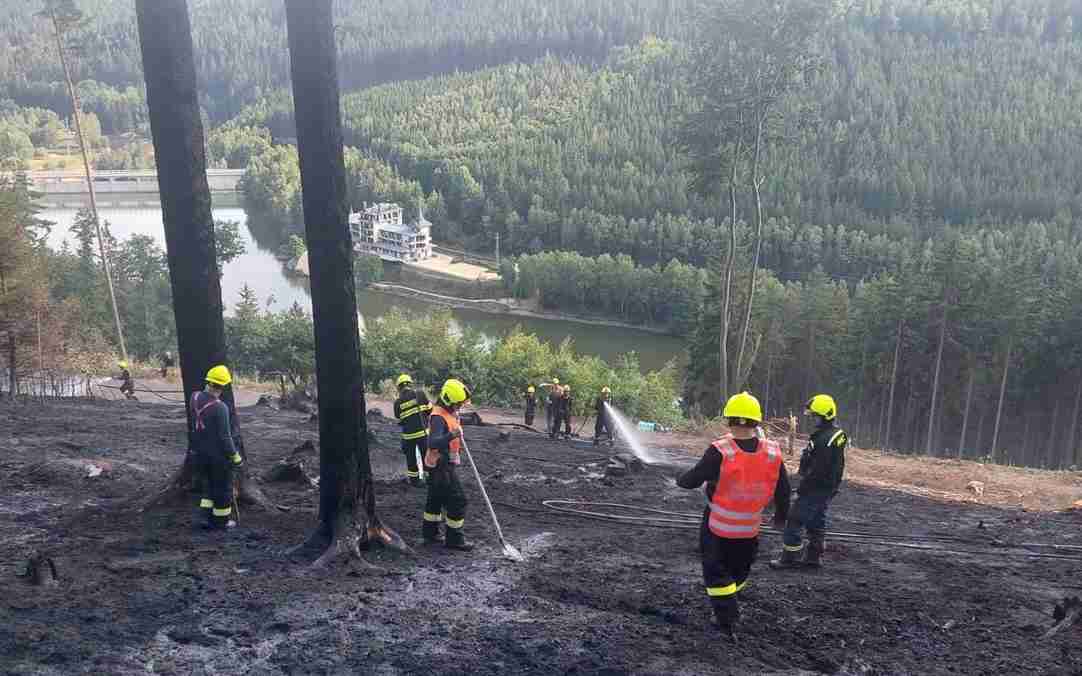 FOTO:  Nad březovskou přehradou začal včera hořet les. Hasiči místo stále kontrolují