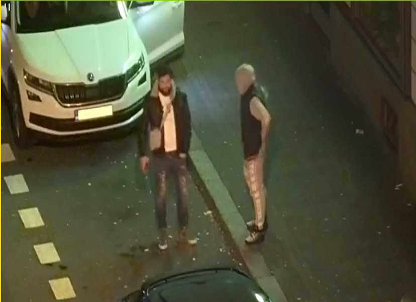 Dva muži se v baru poprali. Rvačka pokračovala i na ulici. Policisté hledají svědky tohoto incidentu