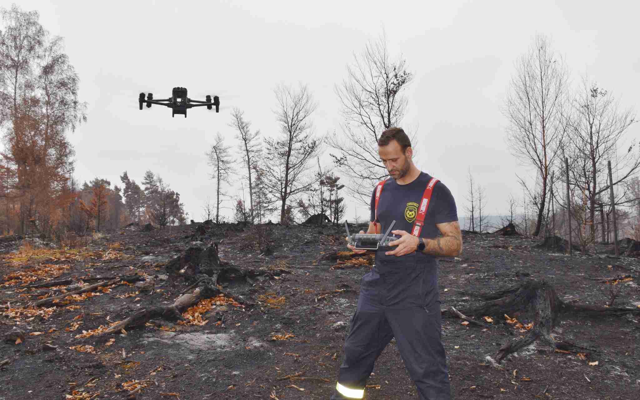HŘENSKO: Průzkum dronům ztěžuje mlha. Na místě je stále přes sto hasičů