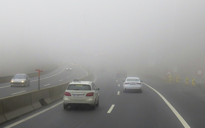 Pořád nevíte, jak na mlhovky? Situaci, kdybychom měli zapnout mlhová světla, poznáme bezpečně takto 