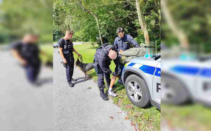 Nechtěl do vězení a skrýval se. Teď ho za mříže doprovodili policisté