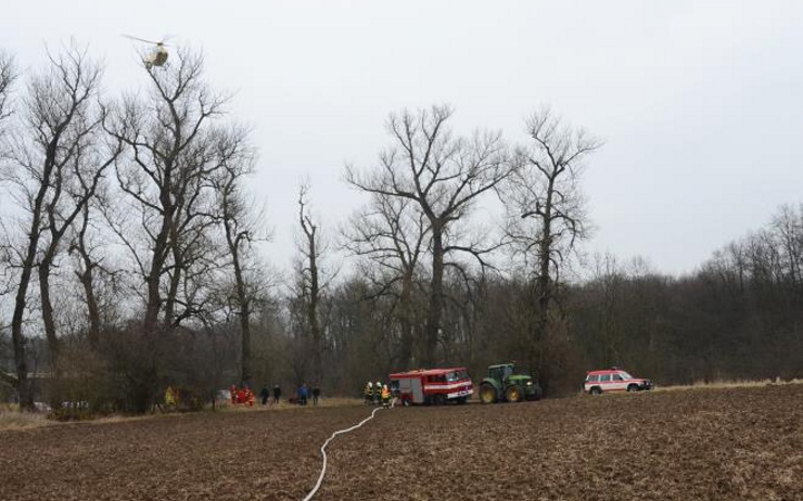 Hasiči likvidovali požár trosek vrtulníku v poli.  Foto: Pavel Pech HZS ÚK