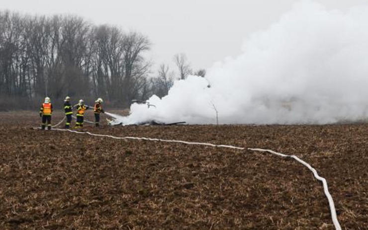 Hasiči likvidovali požár trosek vrtulníku v poli.  Foto: Pavel Pech HZS ÚK