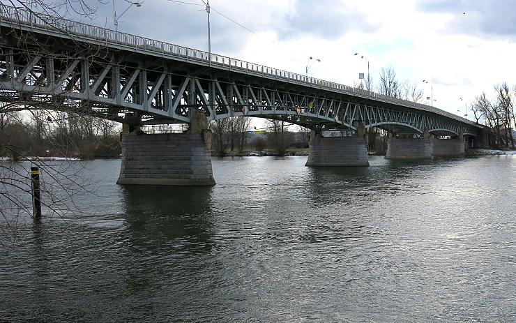 Průjezd Litoměřicemi trvá kvůli zavřenému mostu o něco déle. Foto: Oldřich Hájek