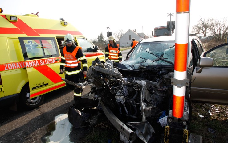 Ranní nehoda na železničním přejezdu na Žatecku. Byla jedním z tří vážných střetů v Ústeckém kraji v pátek dopoledne. Foto: Michal Hrdlička / HZS Ústeckého kraje