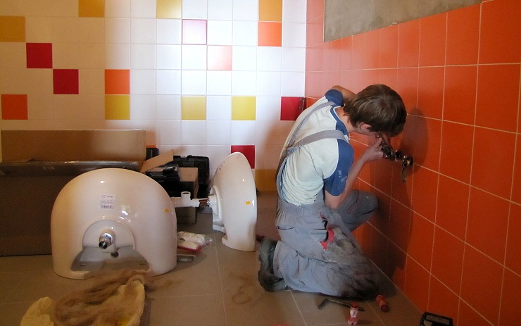 Nová WC pro dětské pacienty budou ve veselých barvách. Dokončení je plánováno na polovinu srpna. Foto: N. Křečková