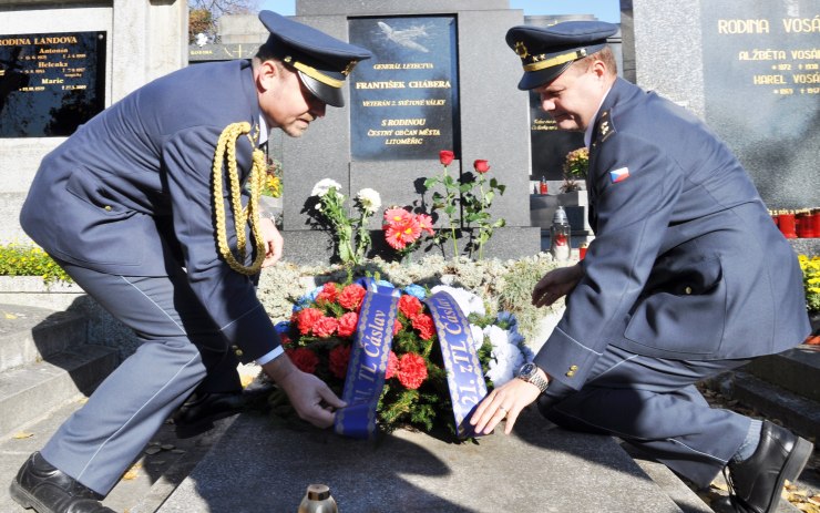 Květiny položili u generálmajorova hrobu, po kterém byl v Litoměřicích pojmenován nový most přes Labe, i příslušníci čáslavské letky. Foto: MÚ Litoměřice
