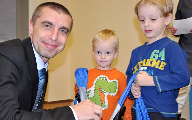 Mezi dětmi, které převzaly od místostarosty Pavla Grunda drobné dárky, byli i Mareček a Filípek Kárníkovi. Foto: Eva Břeňová