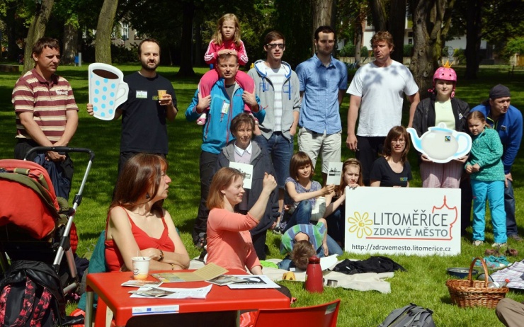 Snídaní v parku lidé podpořili fairtradové výrobky a lokální pěstitele. Foto: Petra Dostalová