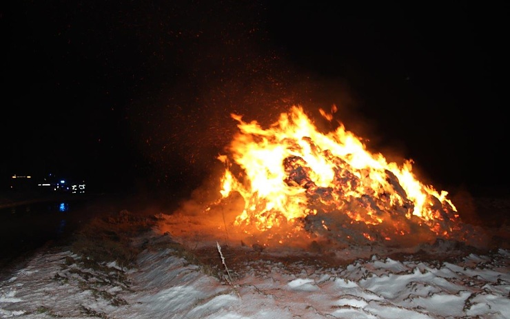 Hořící stoh konopí u Malešic. Foto: Michal Horner HZS ÚK