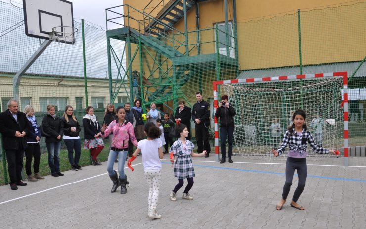 Za pomoci nejmladších obyvatel ubytovny otevřeli hřiště vedoucí litoměřické pobočky Naděje Petra Smetanová, starosta Ladislav Chlupáč, místostarosta Pavel Grund a pracovnice odboru sociálních věcí a zdravotnictví MěÚ Miroslava Najmanová, koordinátorka Programu prevence kriminality. Foto: MÚ Litoměřice