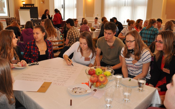 Školáci a středoškoláci v sále ZŠ Boženy Němcové diskutovali u pěti tematicky různě zaměřených stolů. Foto: MÚ Litoměřice