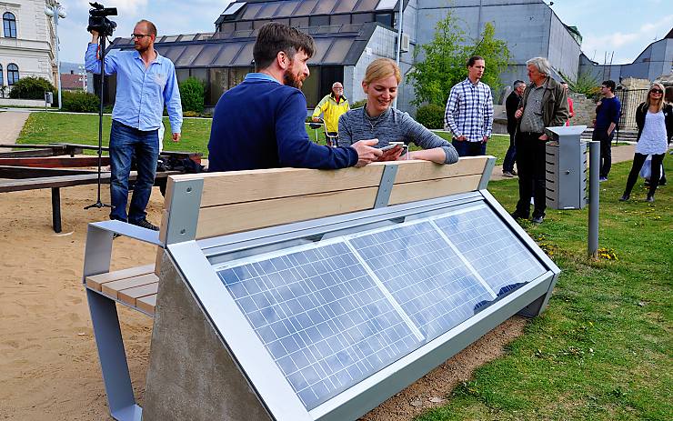 Energetický manažer města Jaroslav Klusák společně s projektovou manažerkou společnosti Full CapaCity Jitkou Nesrstovou byli prvními, kdo otestoval funkčnost tzv. chytré solární lavičky. Foto: Město Litoměřice