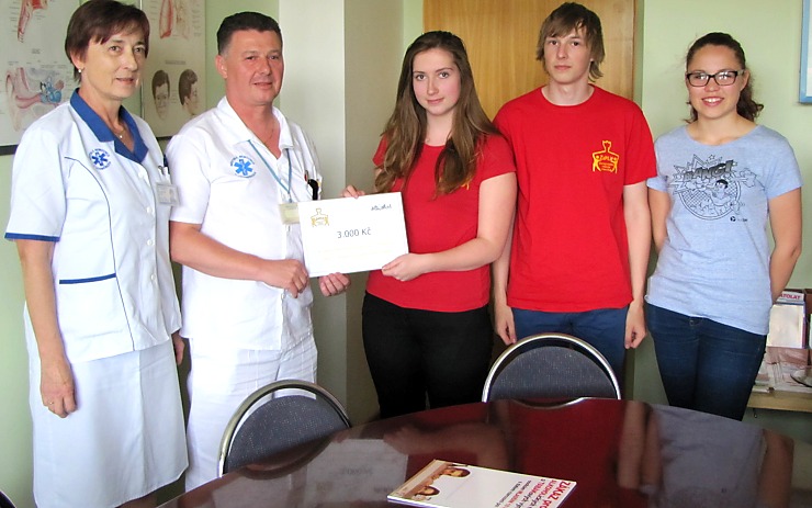Mladí zastupitelé předali šek na tři tisíce korun do rukou zástupců dětského oddělení. Foto: N. Křečková