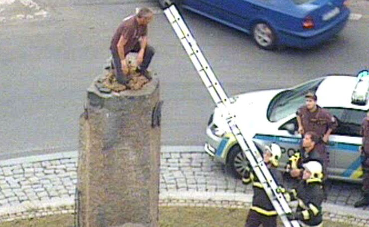 Muž na vrcholku kamenů na kruhovém objezdu. Foto: MP Litoměřice