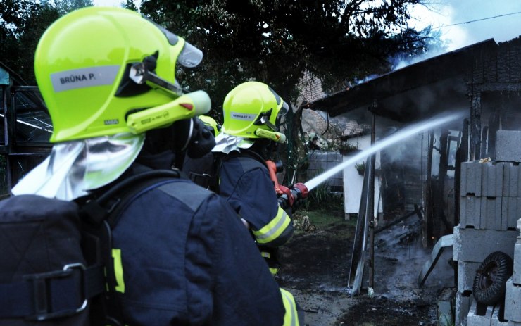 Hasiči likvidují požár stodoly v Třebenicích. Foto: Pavel Pech / HZS ÚK