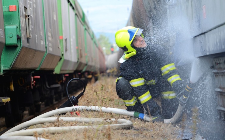 Hasiči u požáru lokomotivy. Foto: HZS ÚK