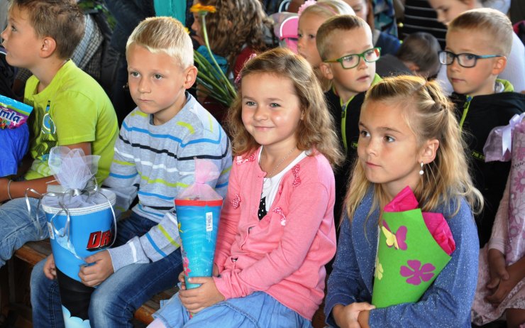 Prvňáčci dnes prožívají významný den. Slavnostního přivítání se dočkalo hned 309 dětí. V případě Masarykovy základní školy se zahradní slavnost uskutečnila za účasti rodičů ve venkovním altánu. Poté se děti i s třídními učitelkami odebraly do svých tříd. 