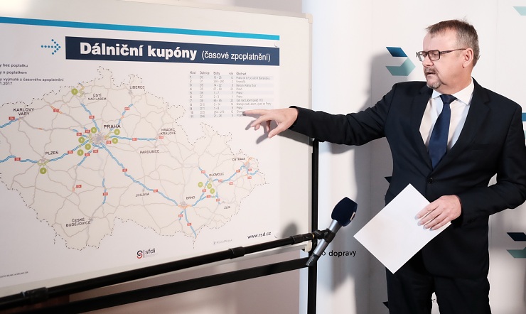 Ministr dopravy Dan Ťok ukazuje nově znepoplatněné úseky dálnic. Foto: MD ČR